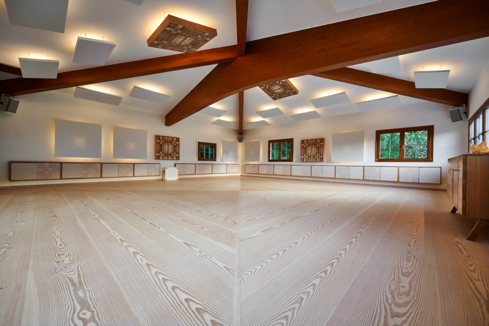 The floor of the event room, made of local Douglas fir castle floorboards, the longest of which measure 10 meters.