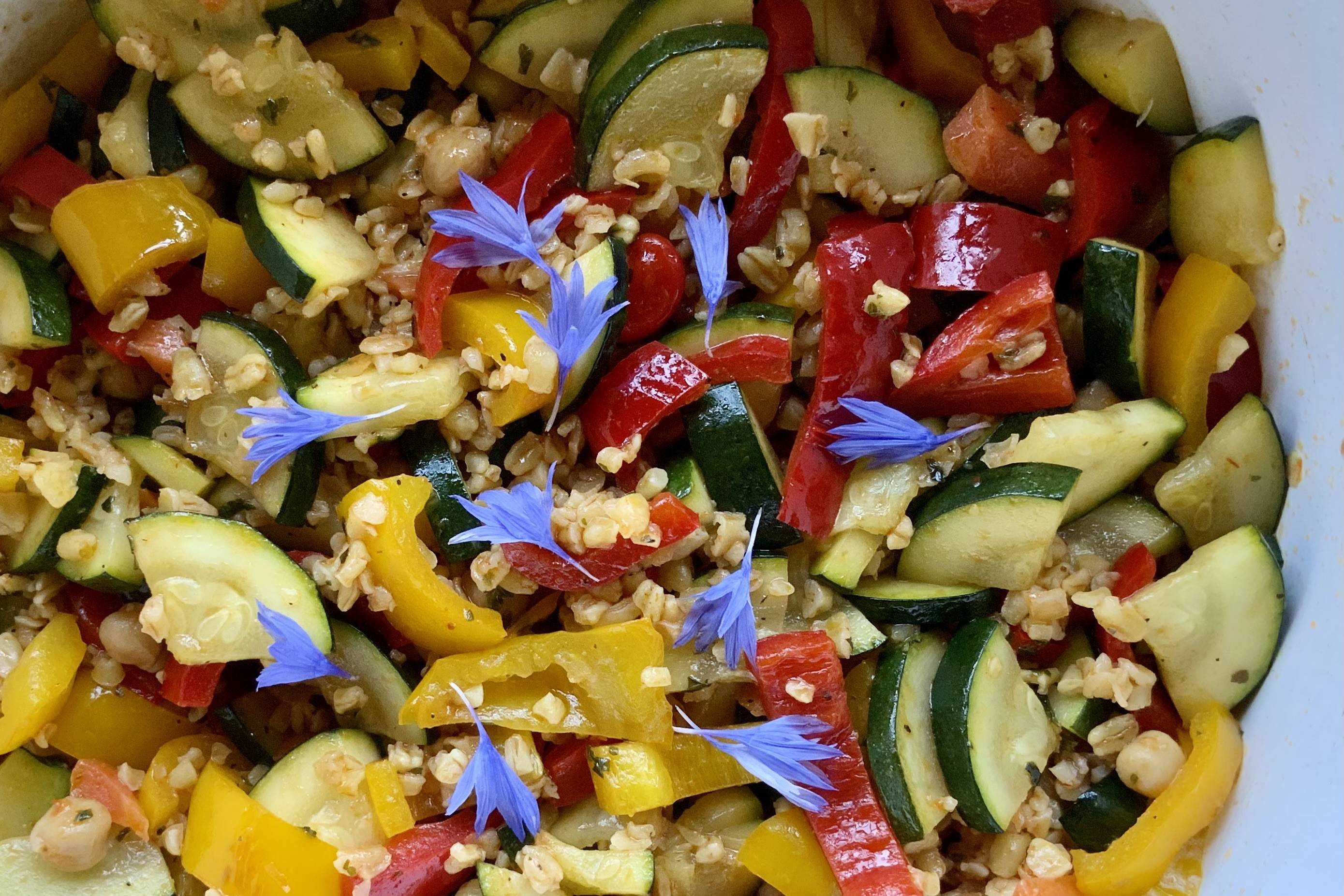 Flavourful and colourful vegetable salad with bulgur